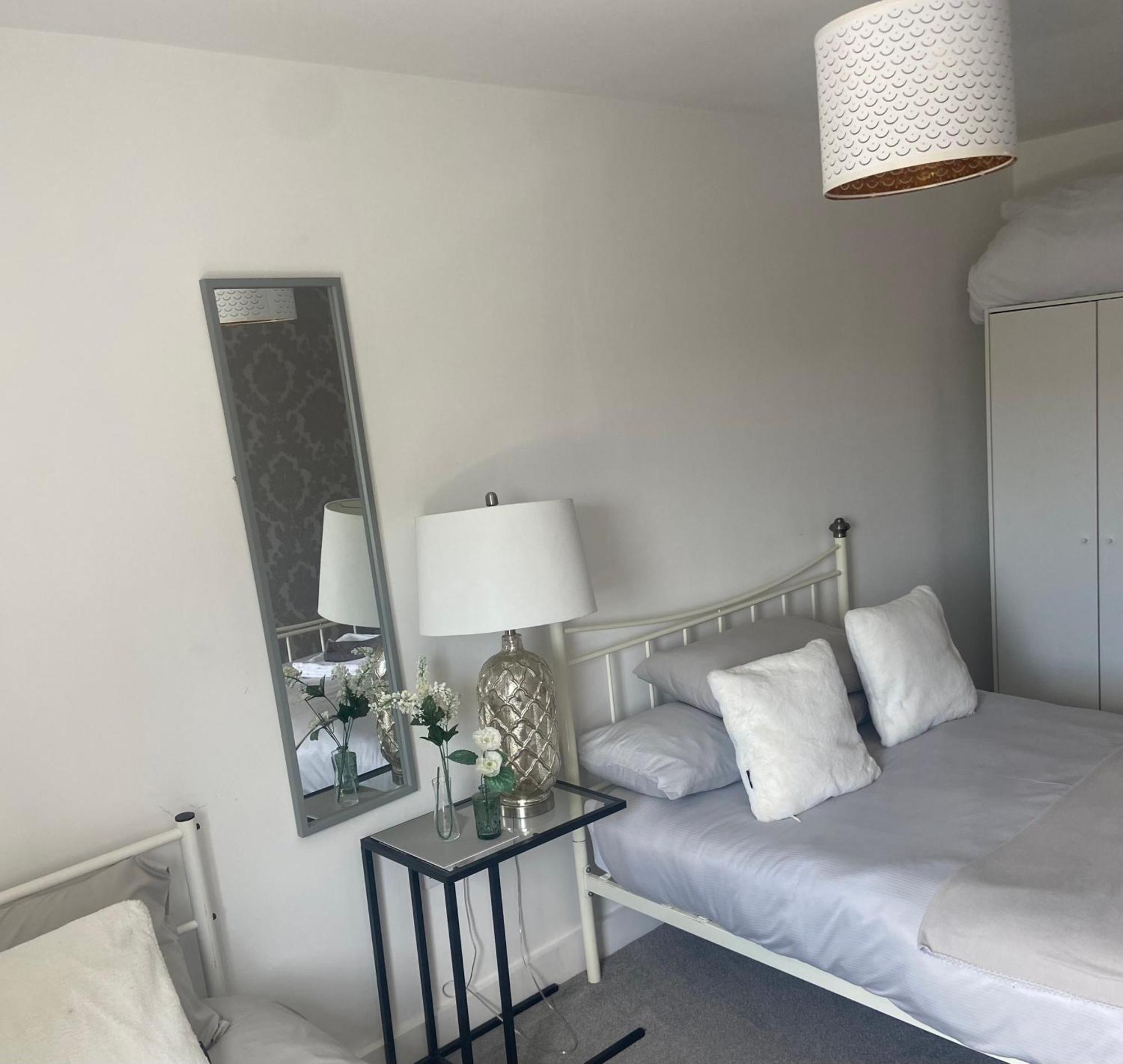 2 Bedroom Near Ocean Village Marina Port Apartment サウサンプトン エクステリア 写真