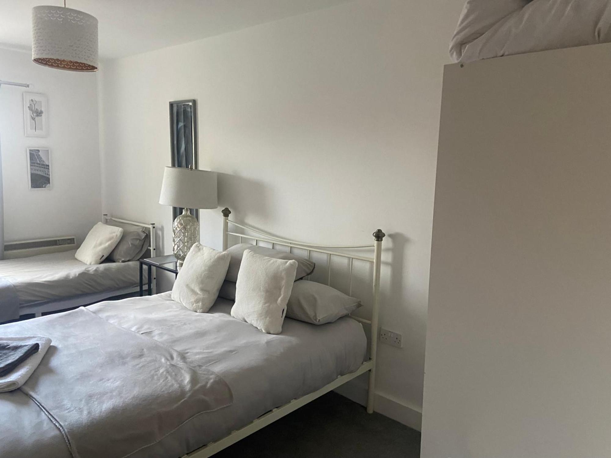 2 Bedroom Near Ocean Village Marina Port Apartment サウサンプトン エクステリア 写真