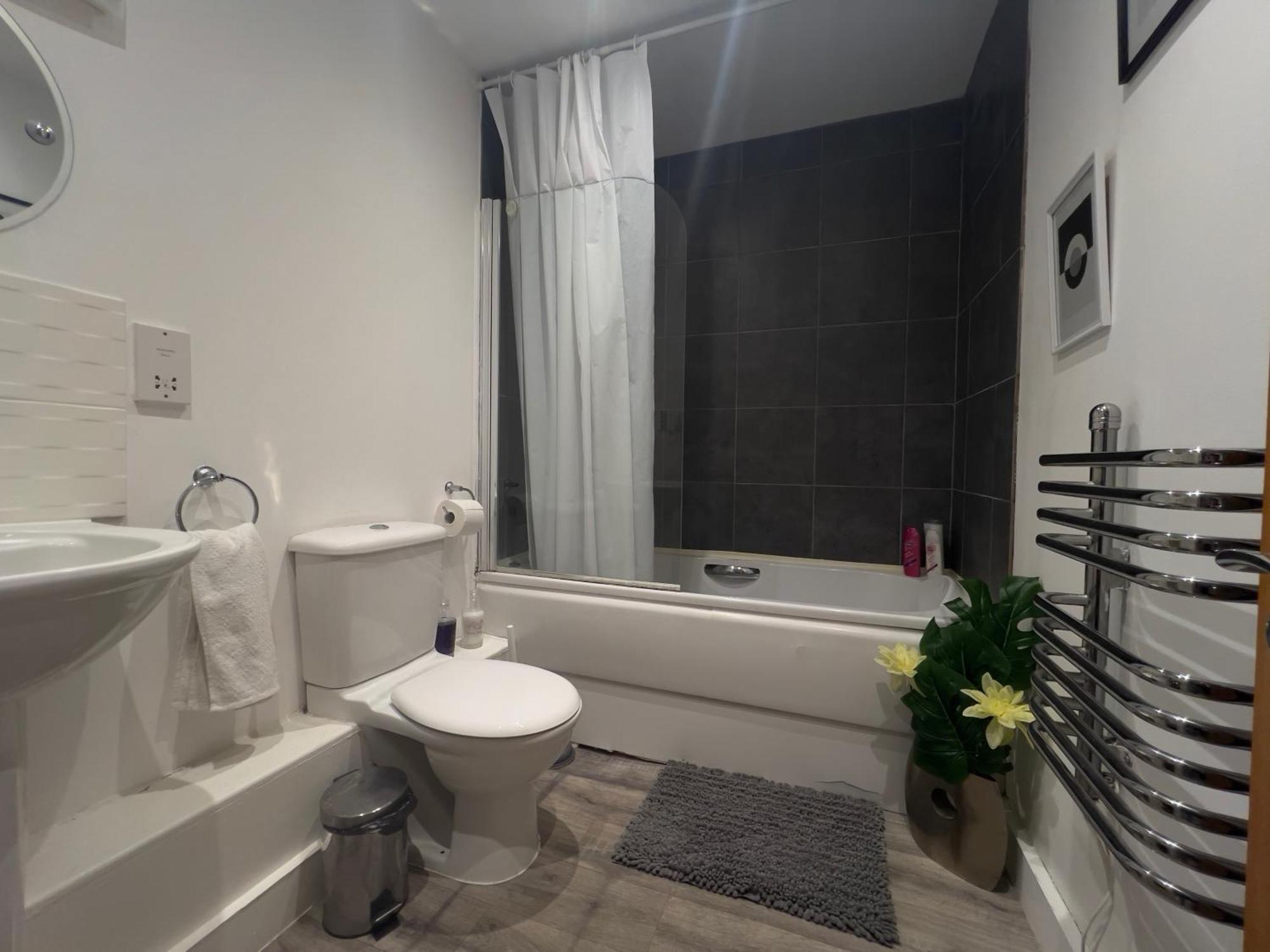 2 Bedroom Near Ocean Village Marina Port Apartment サウサンプトン エクステリア 写真