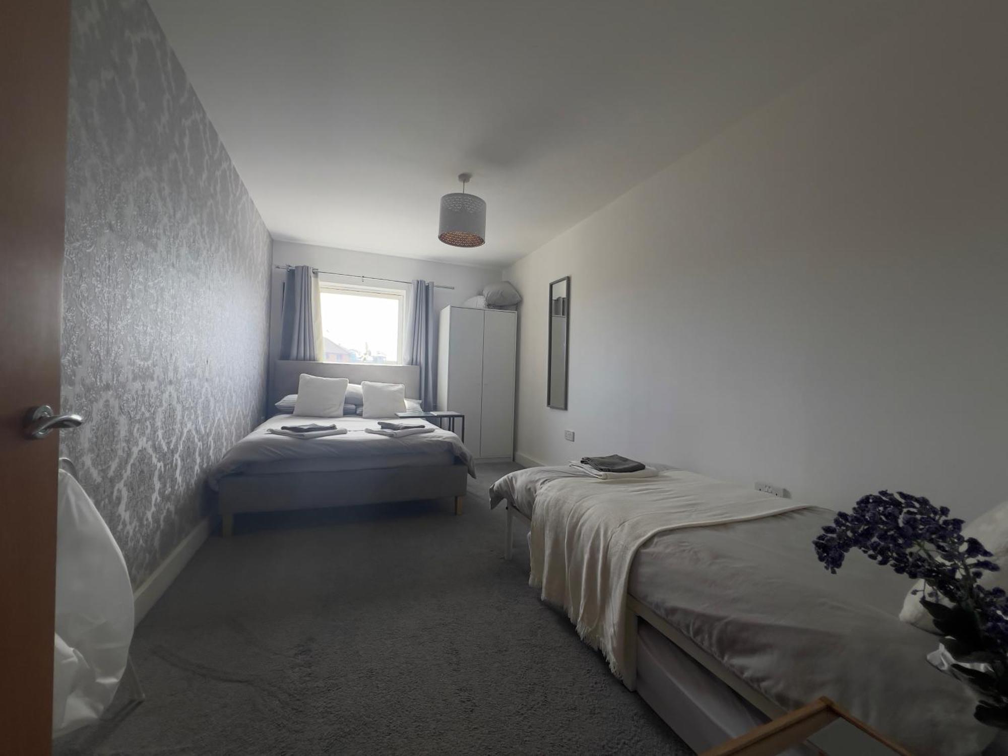 2 Bedroom Near Ocean Village Marina Port Apartment サウサンプトン エクステリア 写真